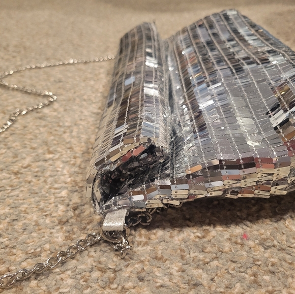 Silver sequined purse with silver chain - Picture 3 of 5